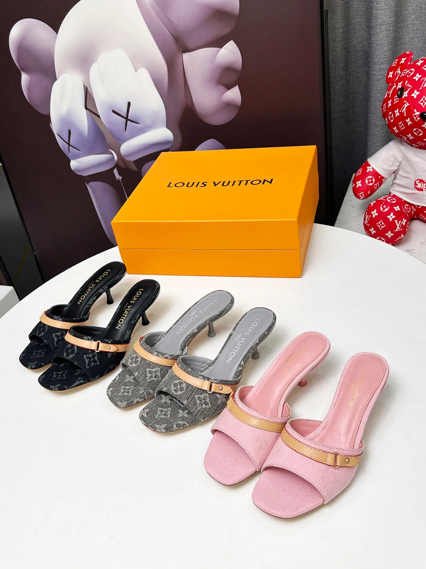 👟👟Ex-factory price 440👟👟 LV new denim kitten heel slippers 2025 summer must-have for goddesses, original replica, super comfortable on the feet. Show off the queen's temperament, the heel height is 5.5CM, which shows your temperament without being tiring. Standard code: 35-42 (41 and 42 codes are customized, non-returnable and non-exchangeable)